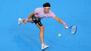 Shelton benefits from Carabelli retirement, Zverev serves his way to victory