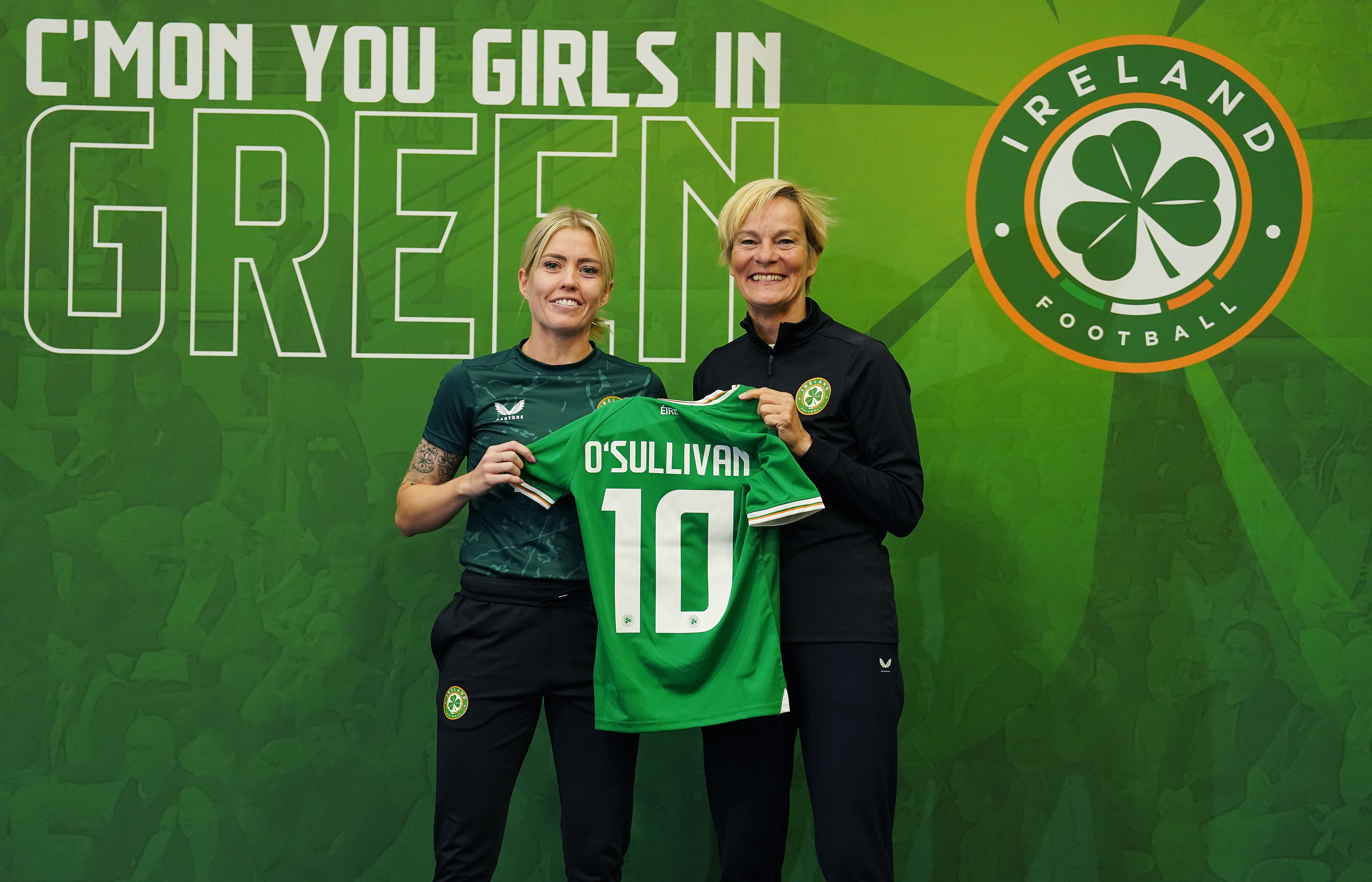 O'Sullivan, pictured here with manager Vera Pauw, is one of 23 Girls in Green selected for the World Cup