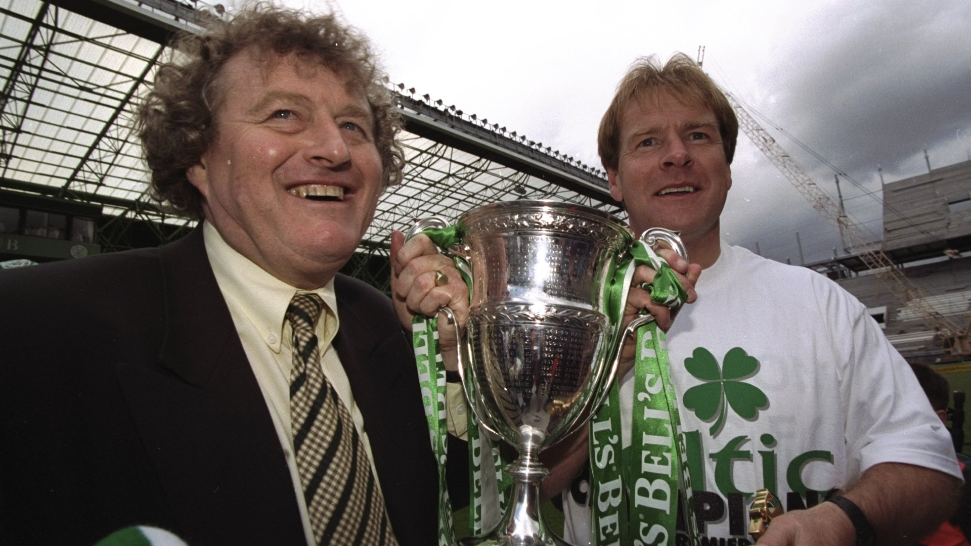 Wim Jansen (L) and Murdo McLeod celebrate becoming Scottish champions with Celtic