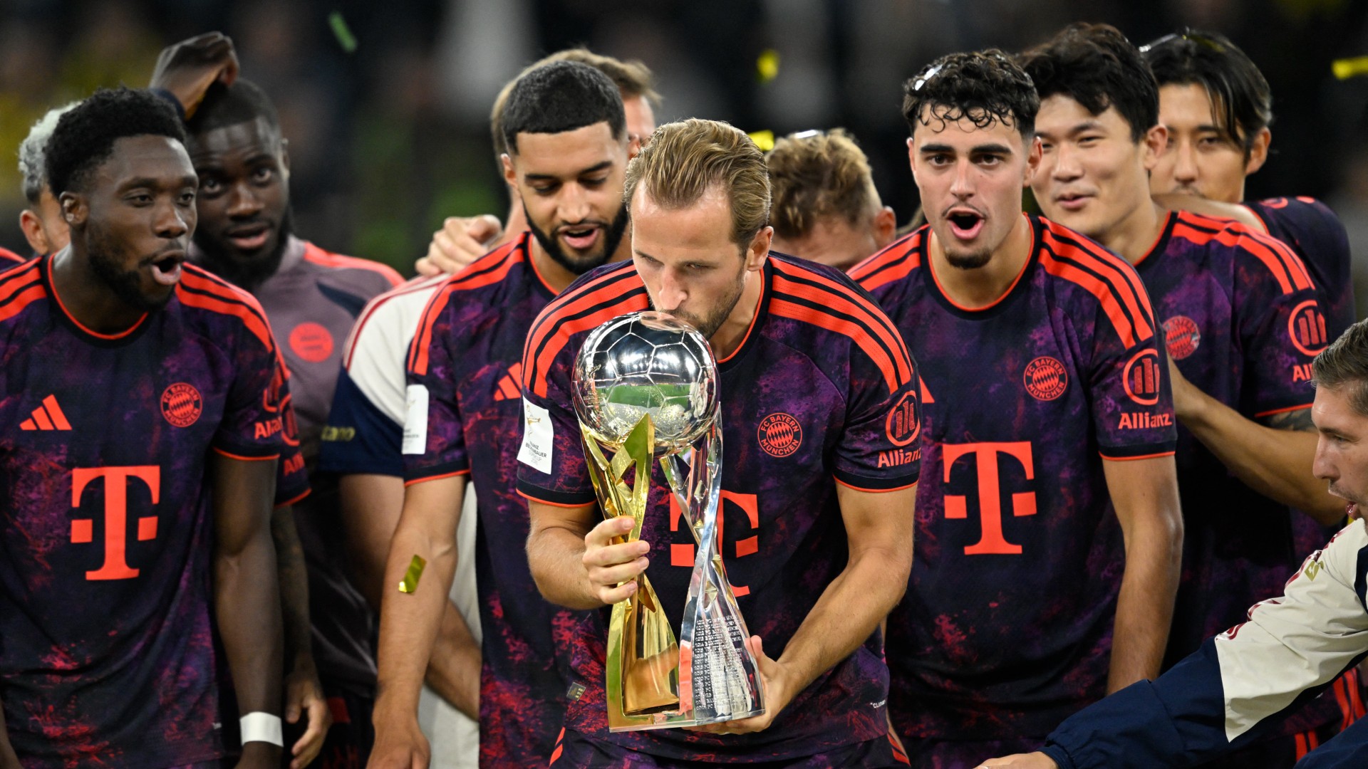 Kane freut sich über Bayerns Supercup-Sieg gegen Dortmund