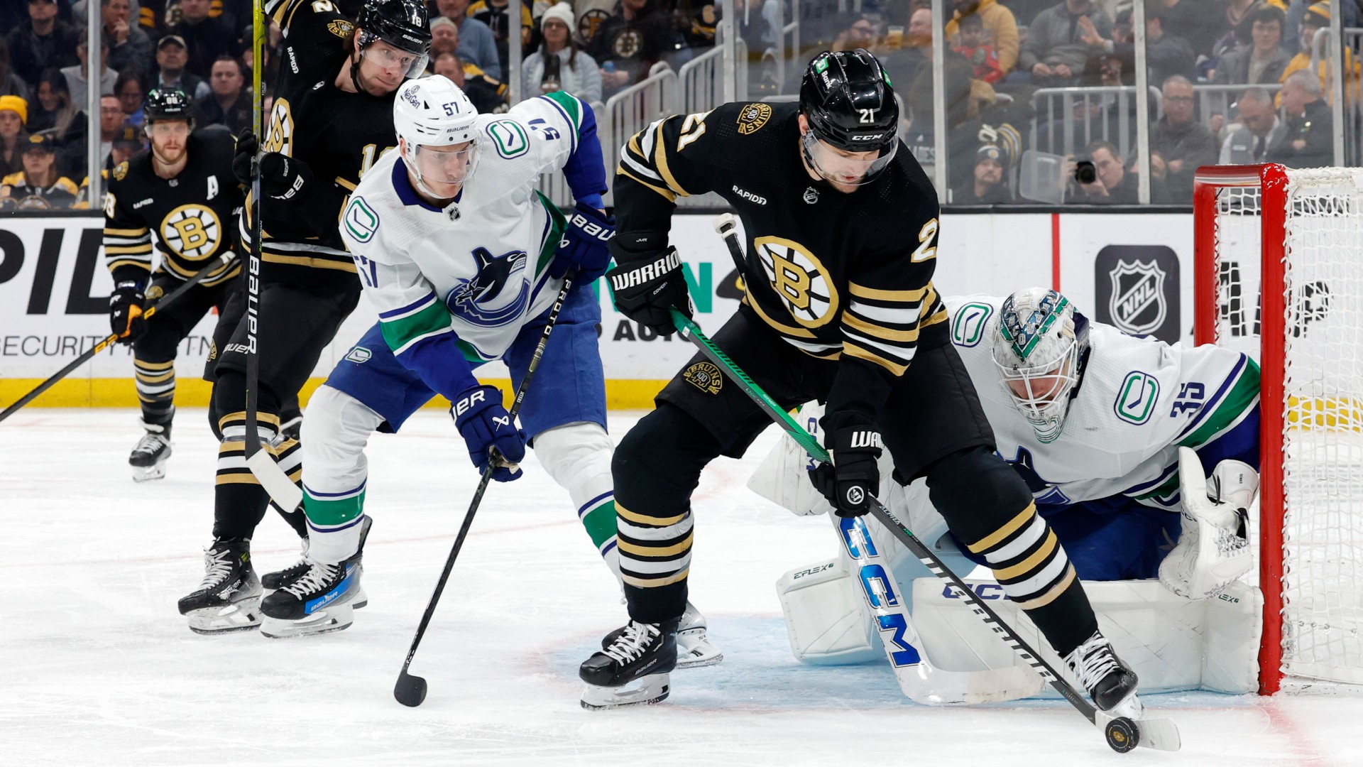 Bruins blank Canucks in matchup of NHL's top two teams