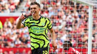 Manchester United 0-1 Arsenal: Gunners keep title pressure on Man City with Old Trafford triumph