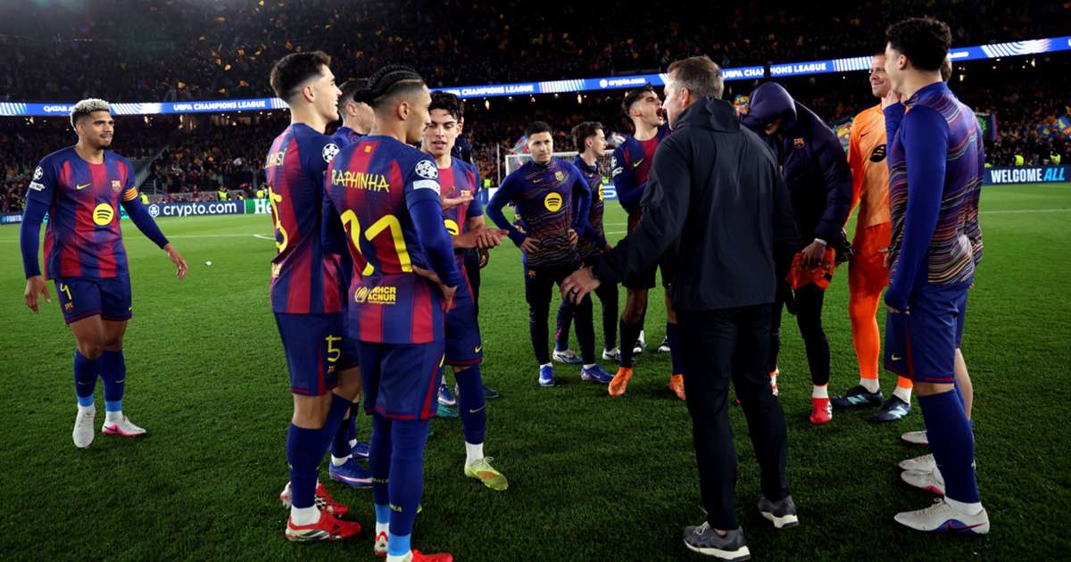 Hansi Flick speaking to Barcelona players