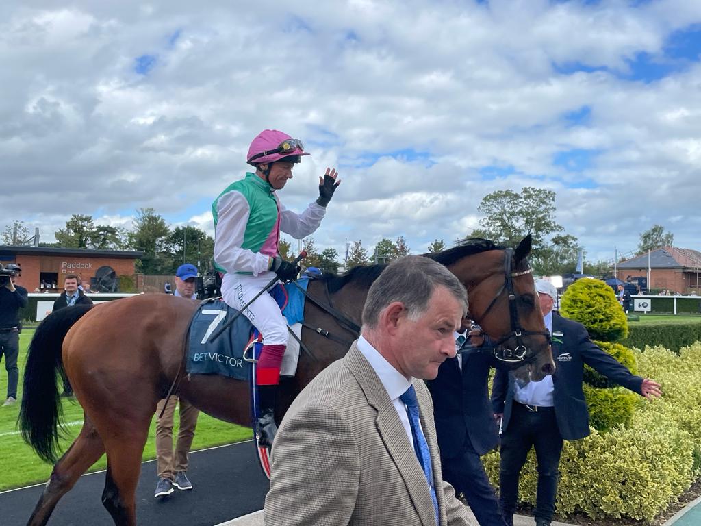 A wave to the crowd from Frankie Dettori