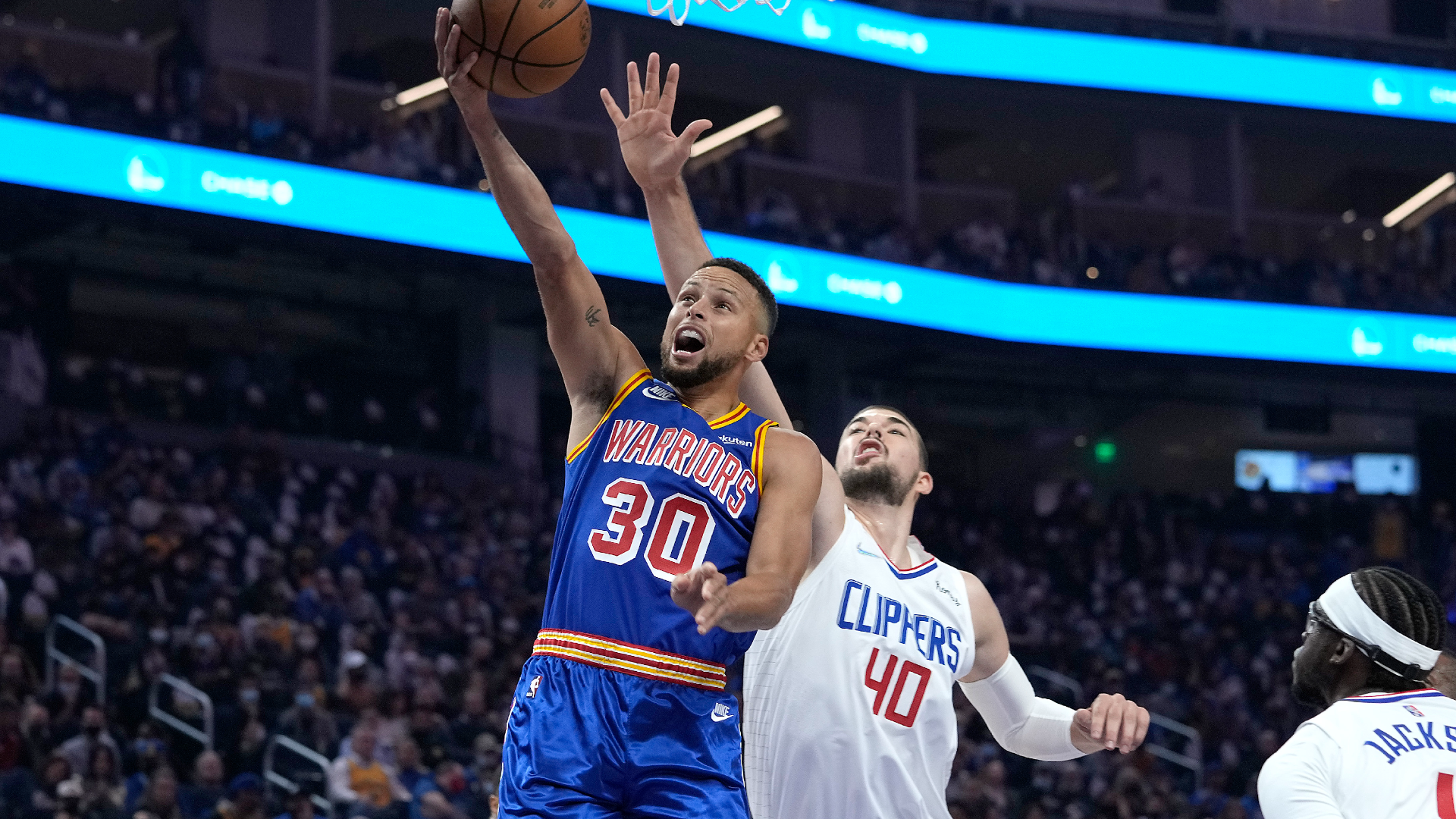 Stephen Curry #30 of the Golden State Warriors shoots and scores over Ivica Zubac #40 of the LA Clippers