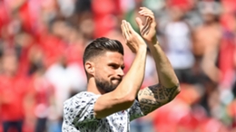 Olivier Giroud intends to carry on playing for France