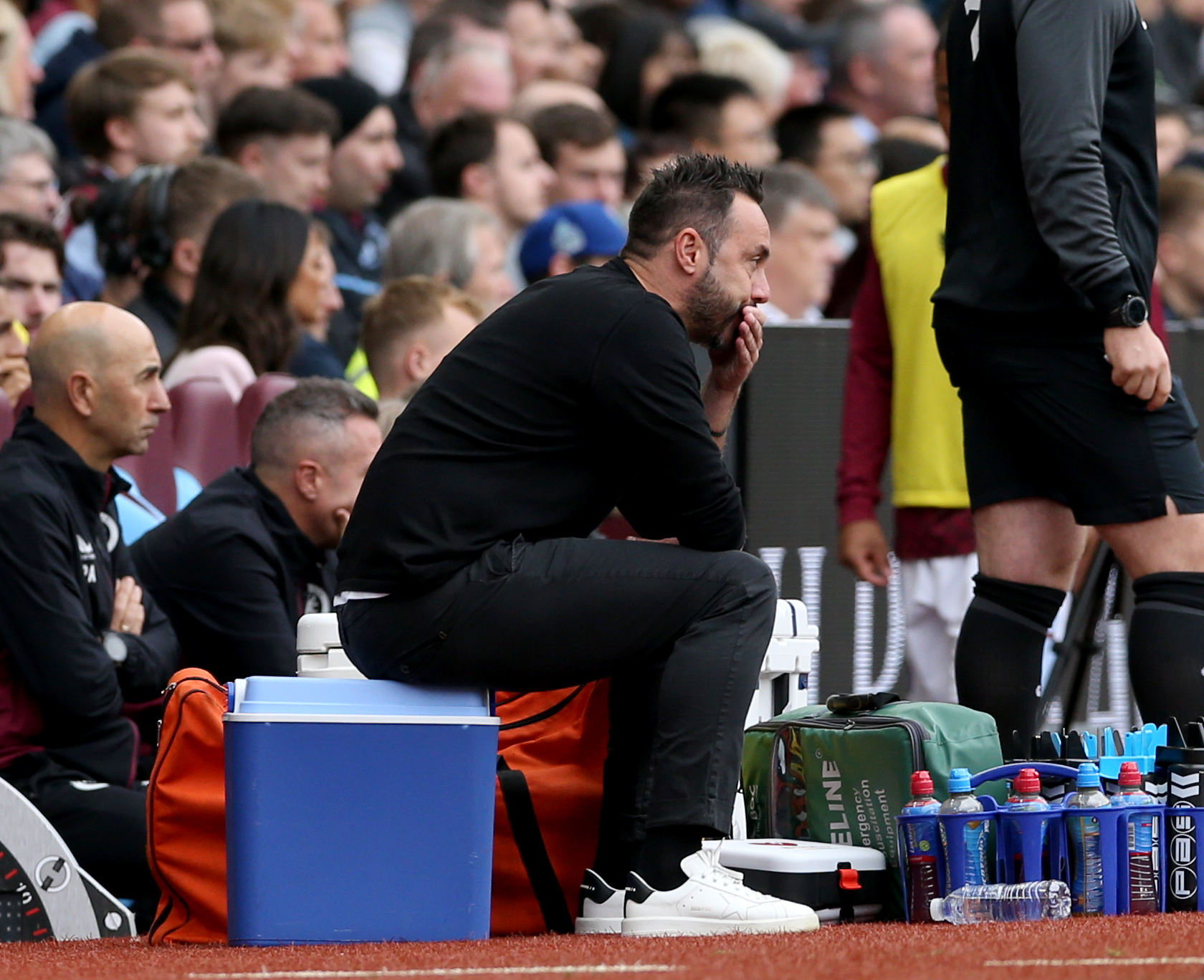 Roberto De Zerbi reacts during Brighton's defeat at Villa Park