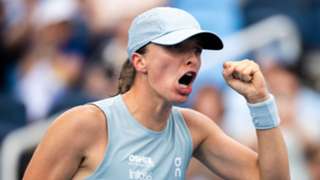 Swiatek keeps Cincinnati Open title defence going with win over Parry