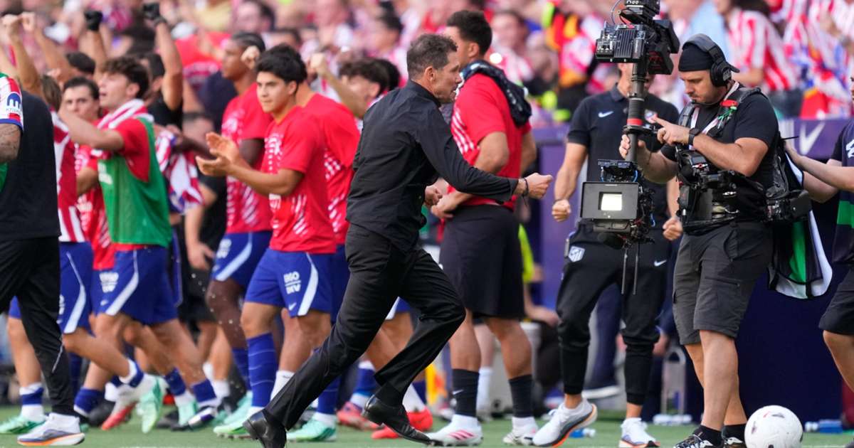 Diego Simeone on the touchline during the Madrid derby