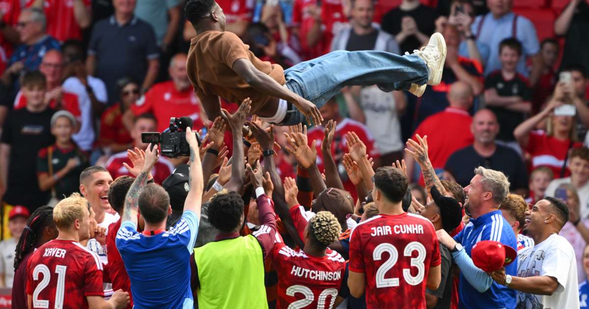Forest give Awoniyi emotional guard of honour before £9m Coventry switch