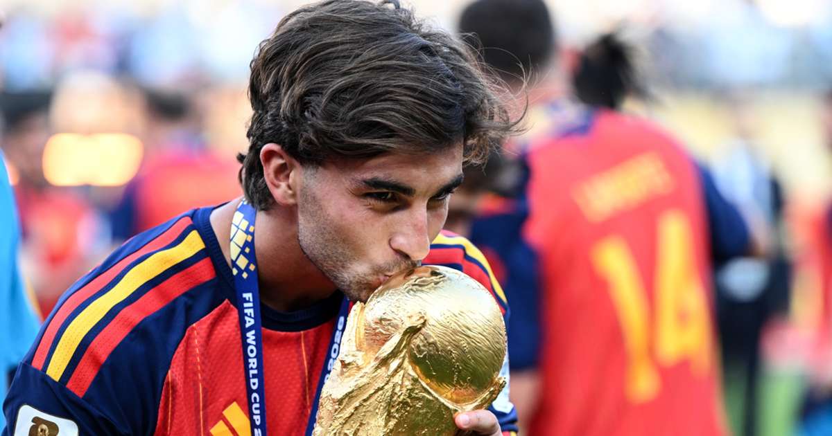 Paris Saint-Germain sign Ferran Torres from Barcelona in €50m deal