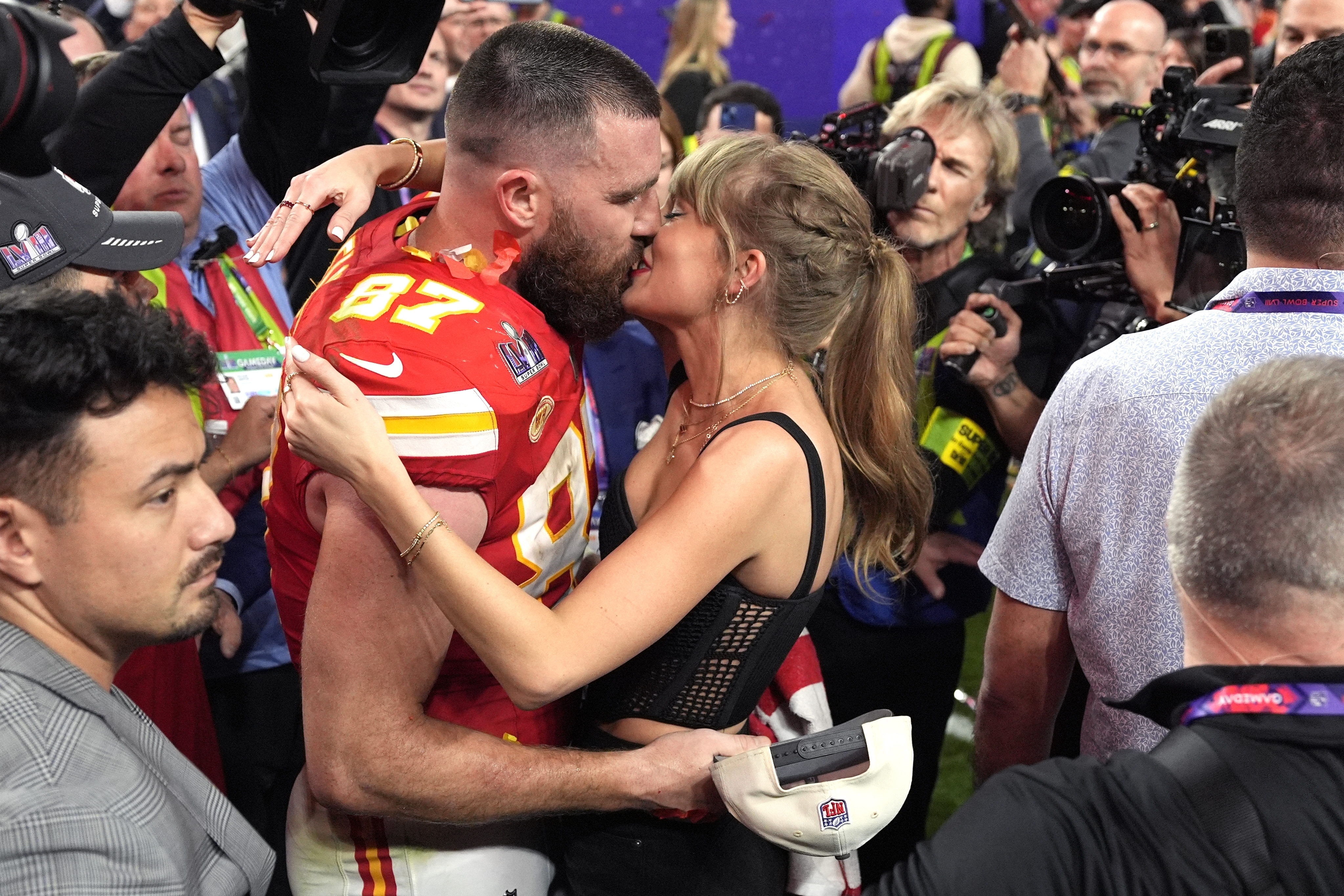 Taylor Swift kisses Kansas City Chiefs tight end Travis Kelce