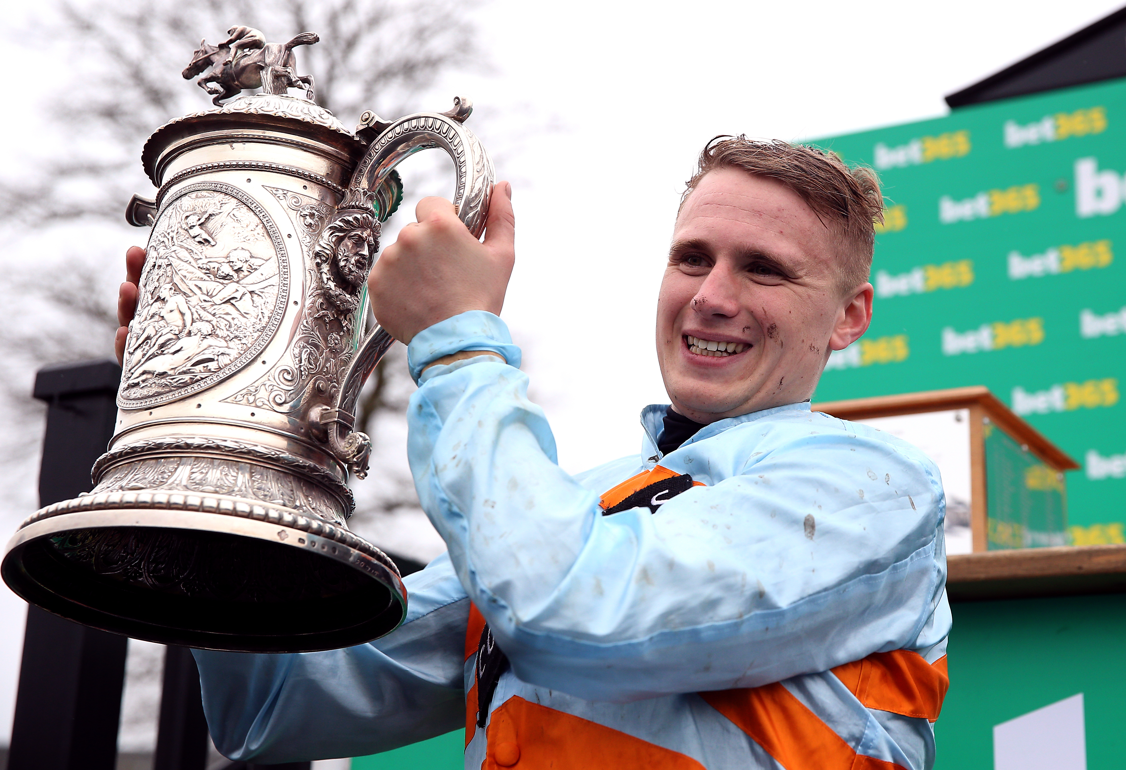 Jordan Nailor with the bet365 Midlands Grand National trophy
