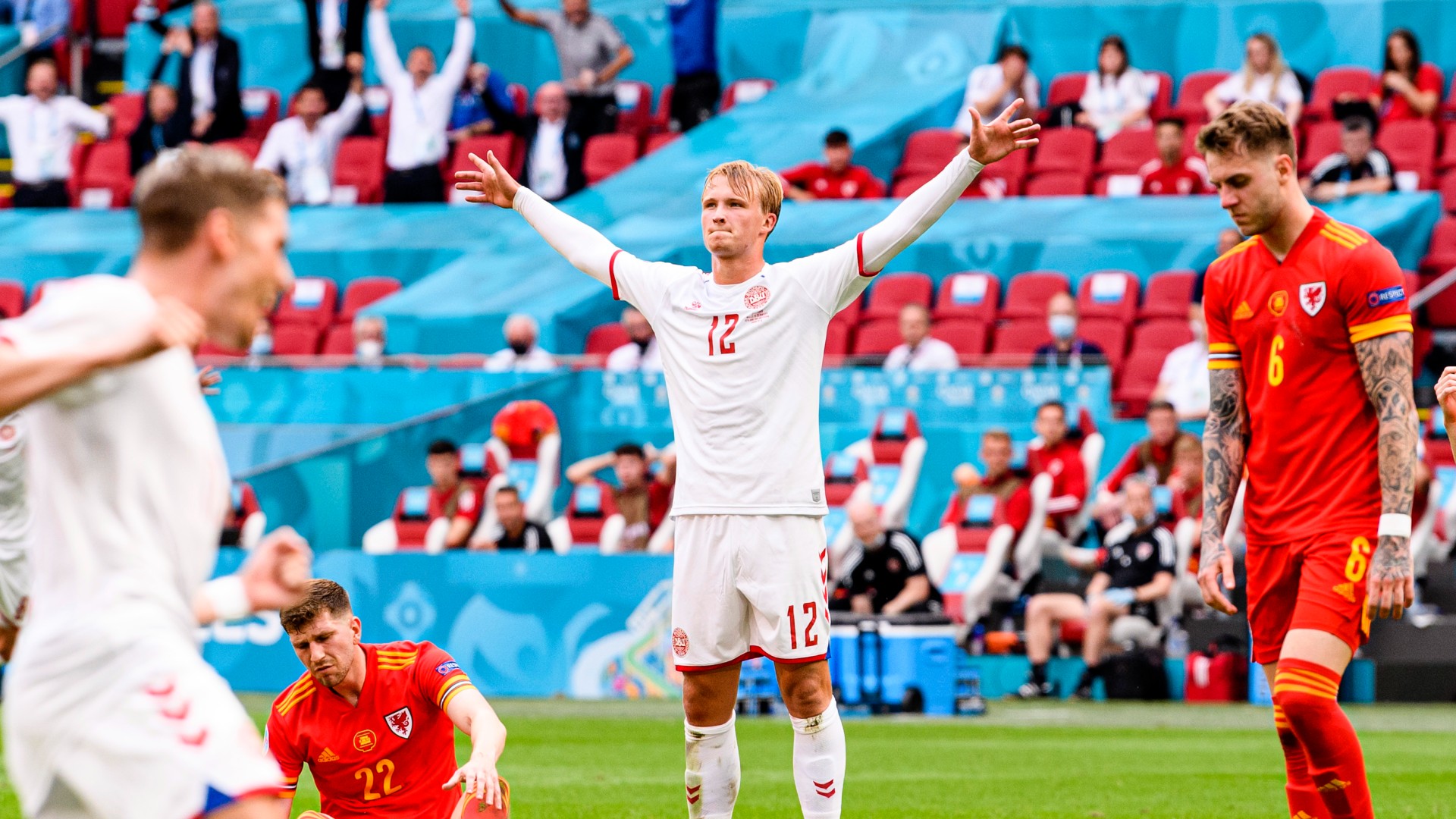 Kasper Dolberg celebrates in Amsterdam