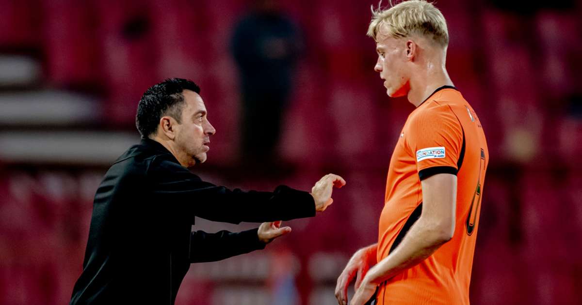Netherlands coach Xavi speaks with injured defender Jan Paul van Hecke