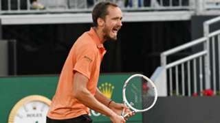 Medvedev avoids Llamas Ruiz scare in Rome to reach last 16