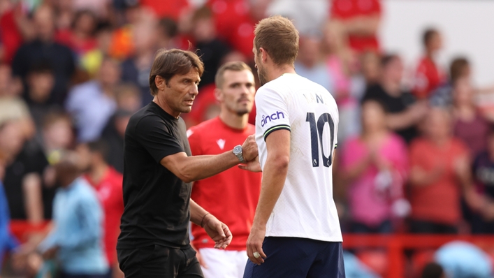 Antonio Conte (L) wants Harry Kane (R) to sign a new Tottenham deal