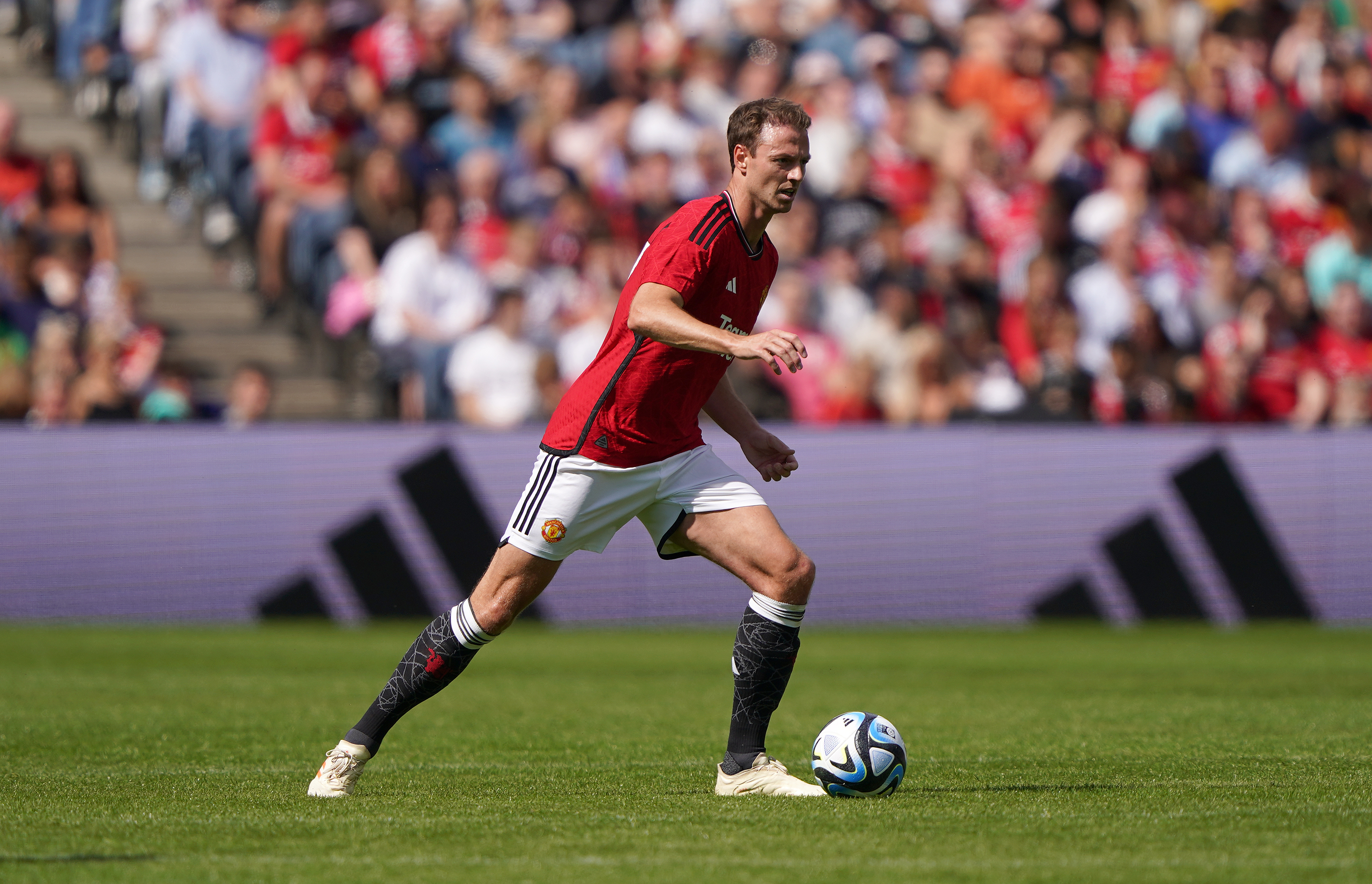 Jonny Evans has signed a short-term deal with United