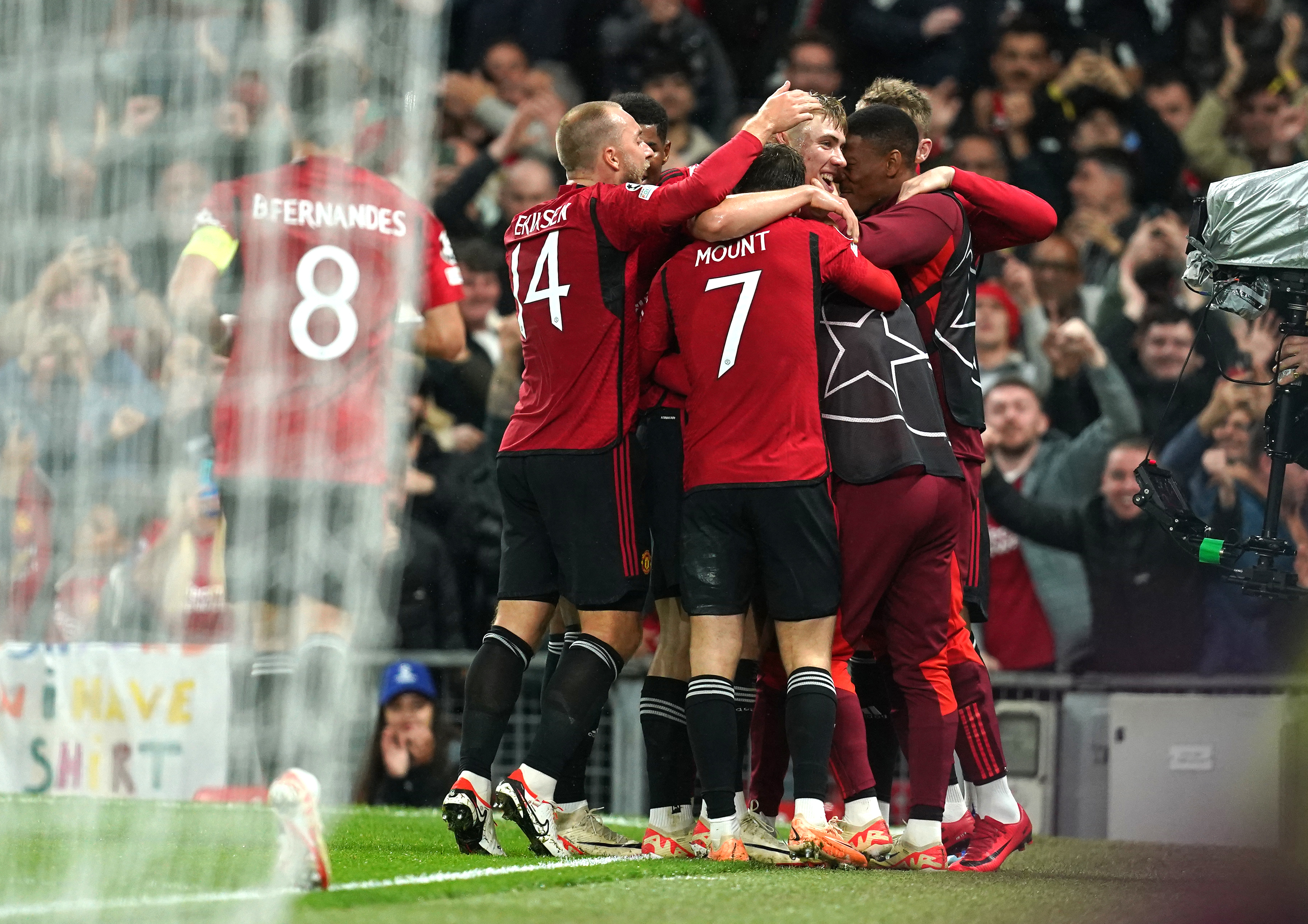 Manchester United’s Rasmus Hojlund (third right) celebrates scoring