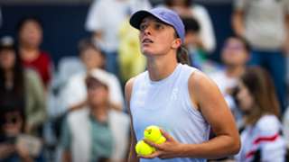 Swiatek links up with Nadal's former coach Roig