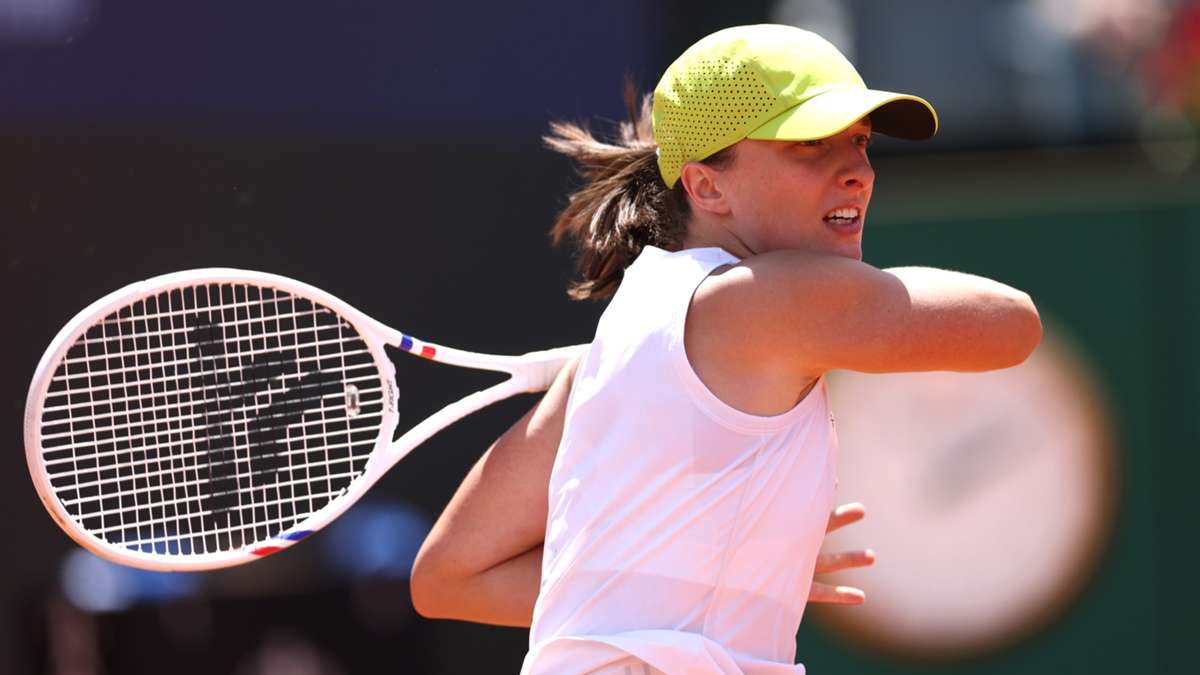 Swiatek breezes past Cocciaretto to start Italian Open title defence