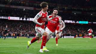 Arsenal 2-0 Everton: Dowman makes Premier League history in dramatic victory