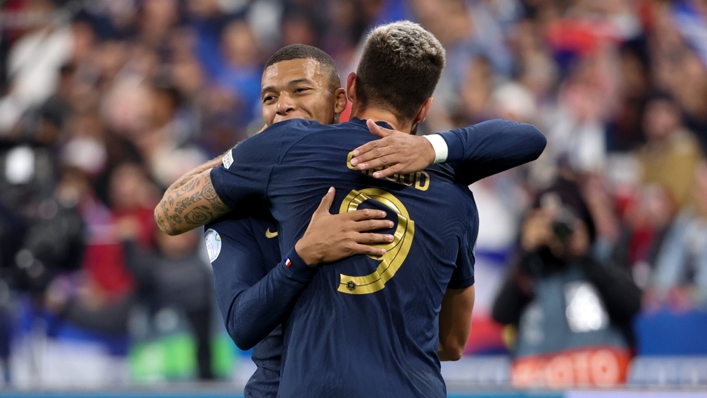 Kylian Mbappe (l) linked up well with Olivier Giroud
