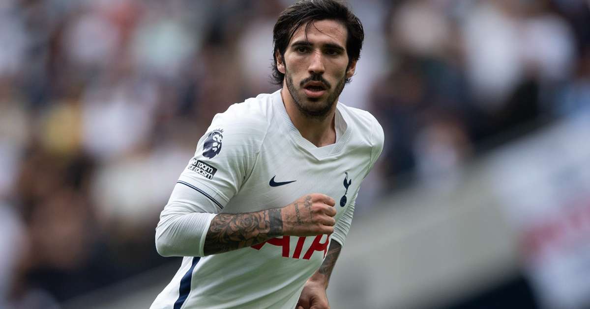 Sandro Tonali in action for Tottenham