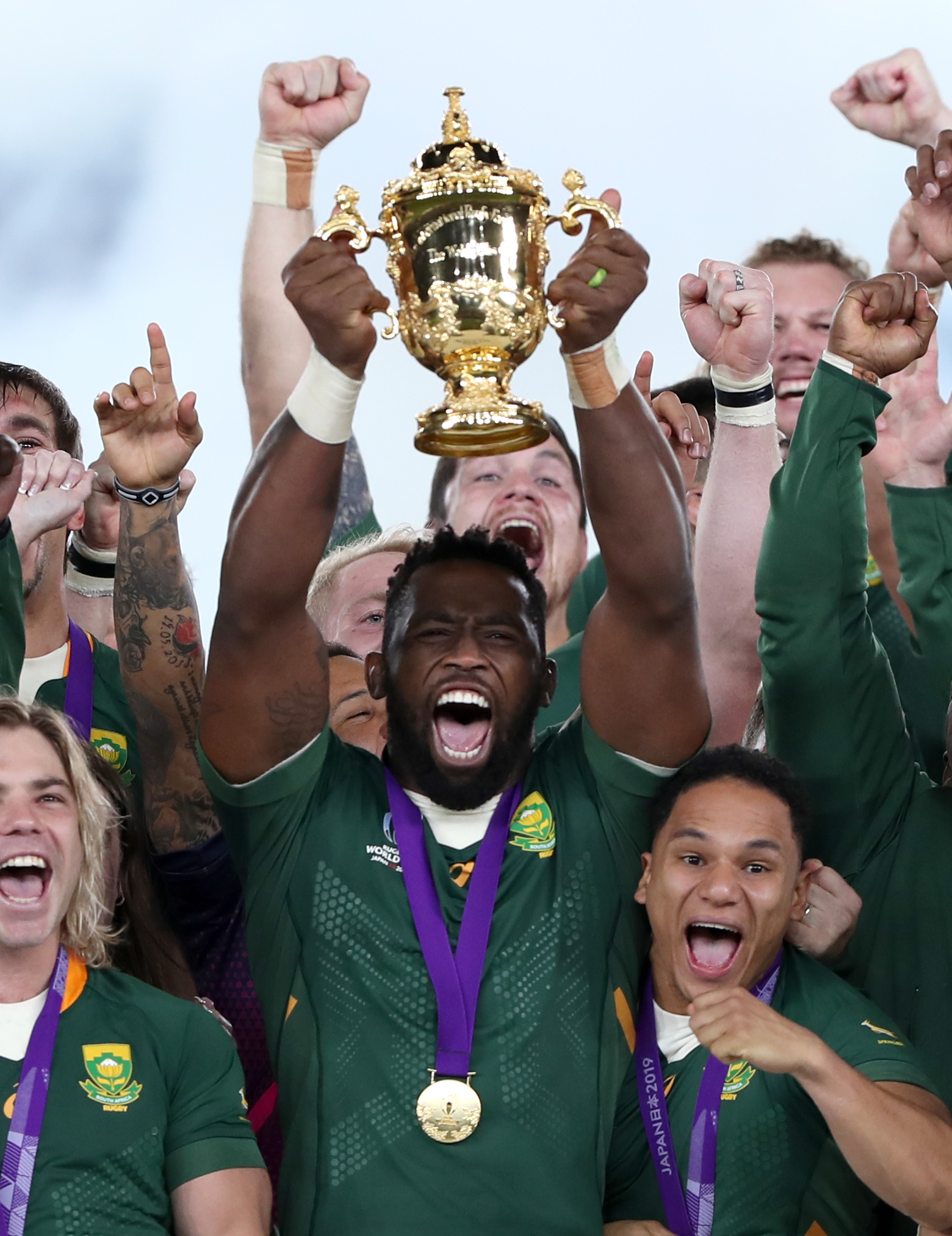 Siya Kolisi lifts the World Cup trophy in 2019