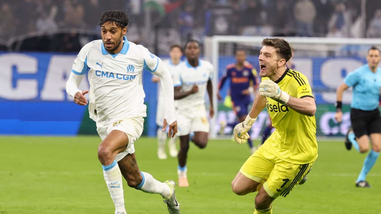 Howe backs Pope after goalkeeper's Champions League blunder