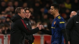 Rangnick and Ronaldo shake hands after the latter's withdrawal