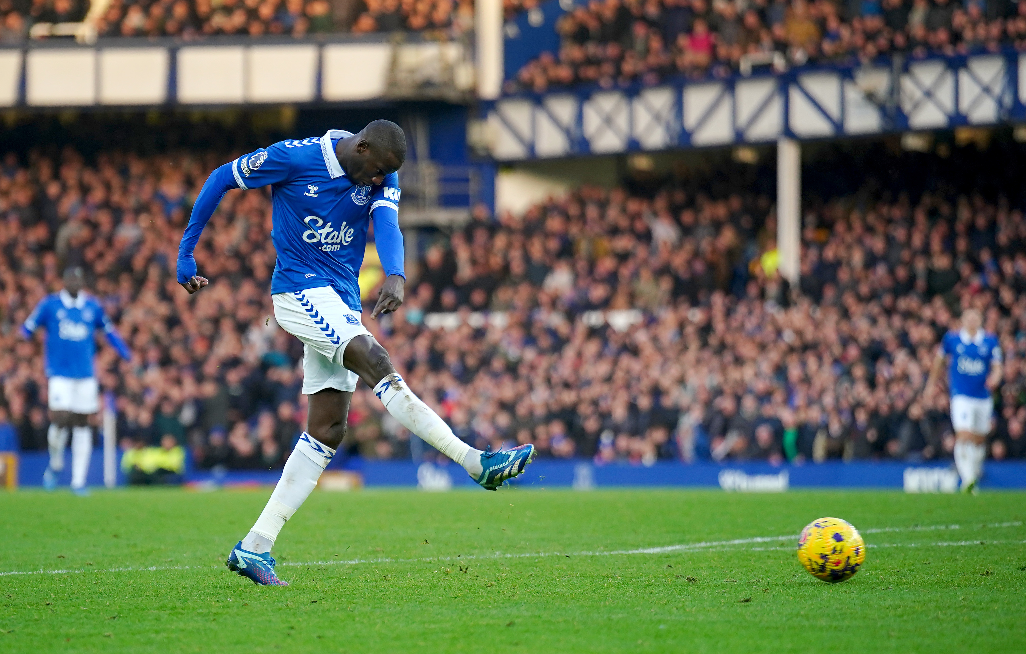 Abdoulaye Doucoure gives Everton the lead