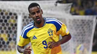 Isak leaves Sweden camp with 'minor injury'
