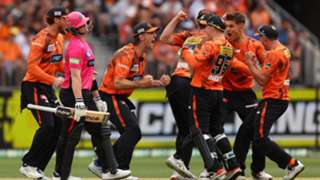 'It's p****** it down' – Smith perplexed by rain-affected BBL final as Scorchers beat Sixers