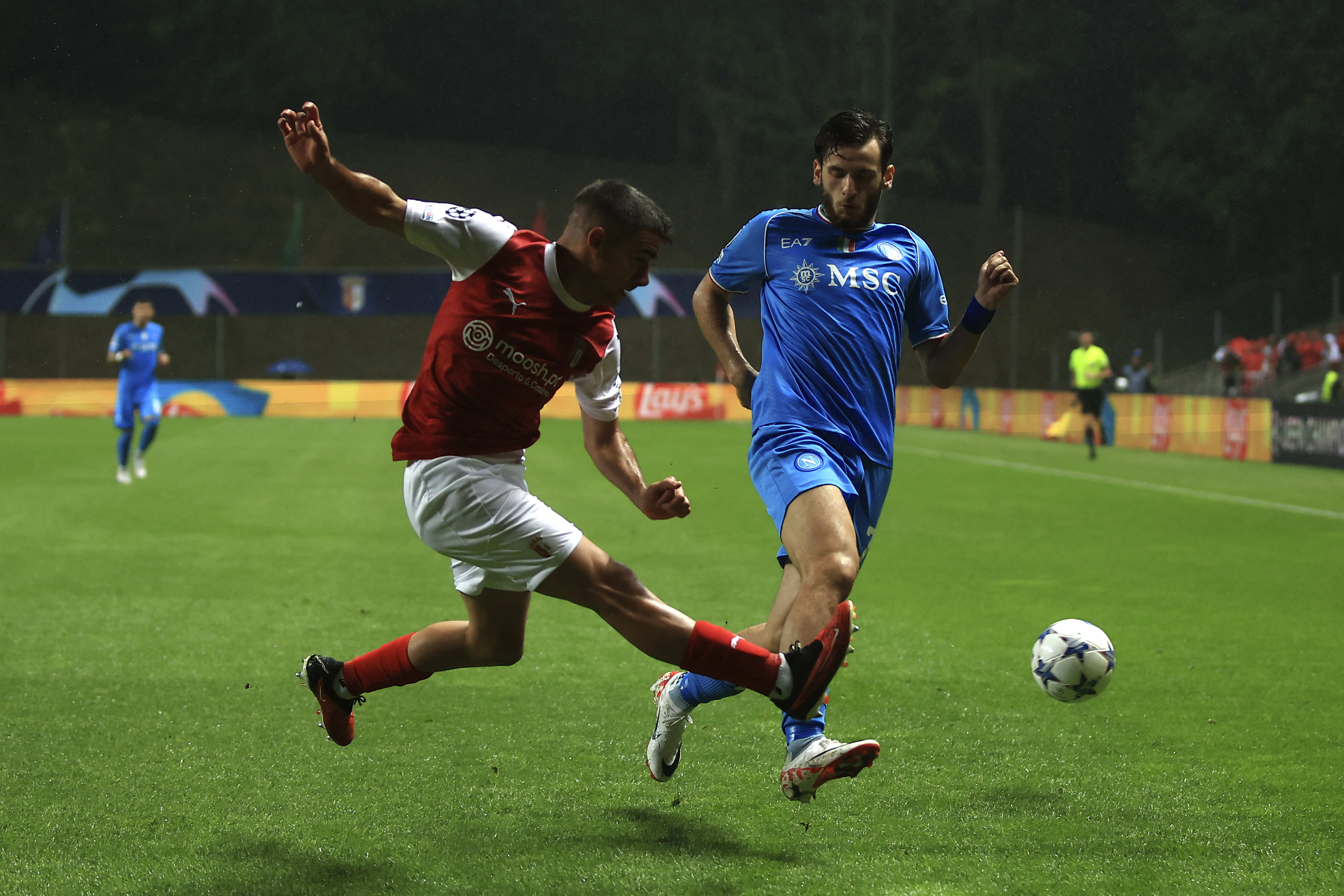 Braga’s Victor Gomez, left, fights for the ball with Napoli’s Khvicha Kvaratskhelia
