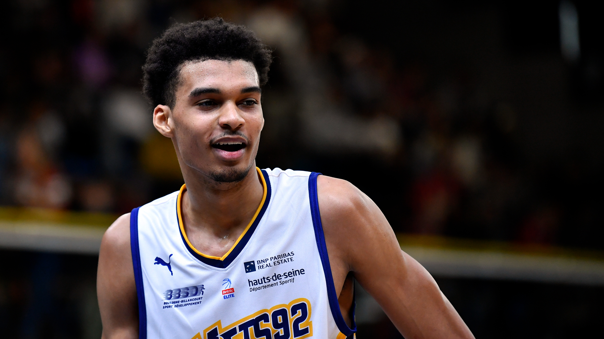 维克多·温巴尼亚马宣布参加 2023 年 NBA 选秀