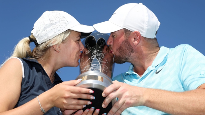 Sam Horsfield and caddie Issi Bryon kiss the Soudal Open trophy