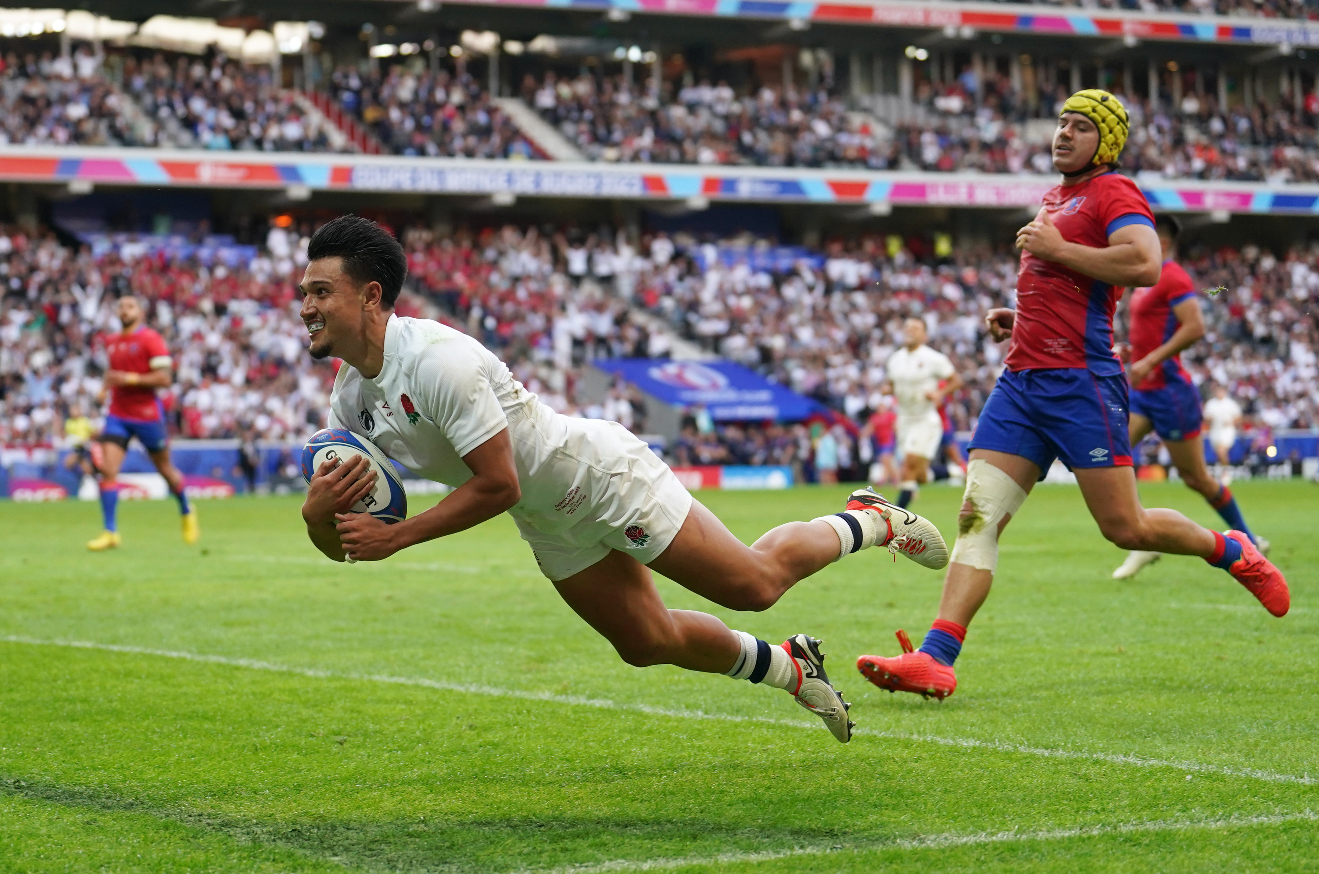 Marcus Smith scores a try against Chile