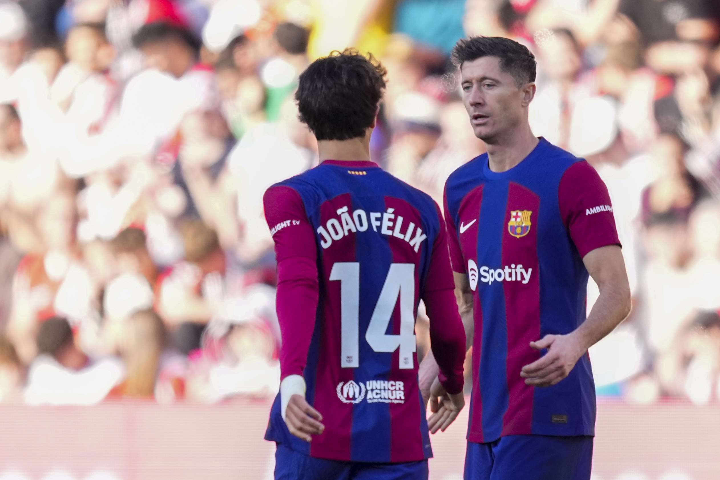 Robert Lewandowski, right, wants Barcelona to take six points from two key matches