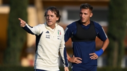 Roberto Mancini directs Mateo Retegui