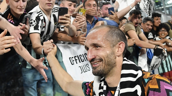Giorgio Chiellini thanks the Juventus fans after being substituted against Lazio