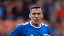 Allan in action for Everton during the 2021-22 campaign