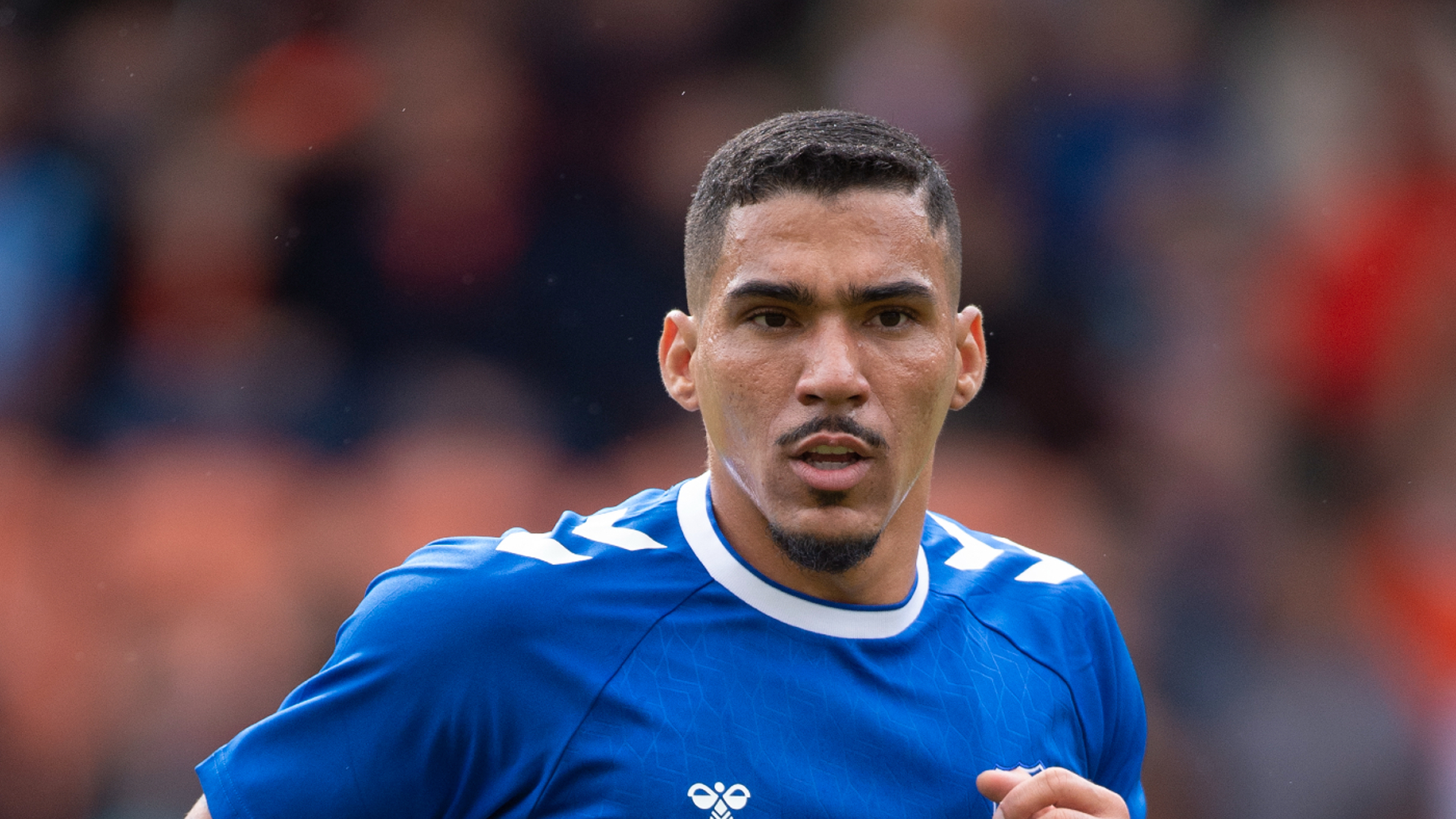 Allan in action for Everton during the 2021-22 campaign