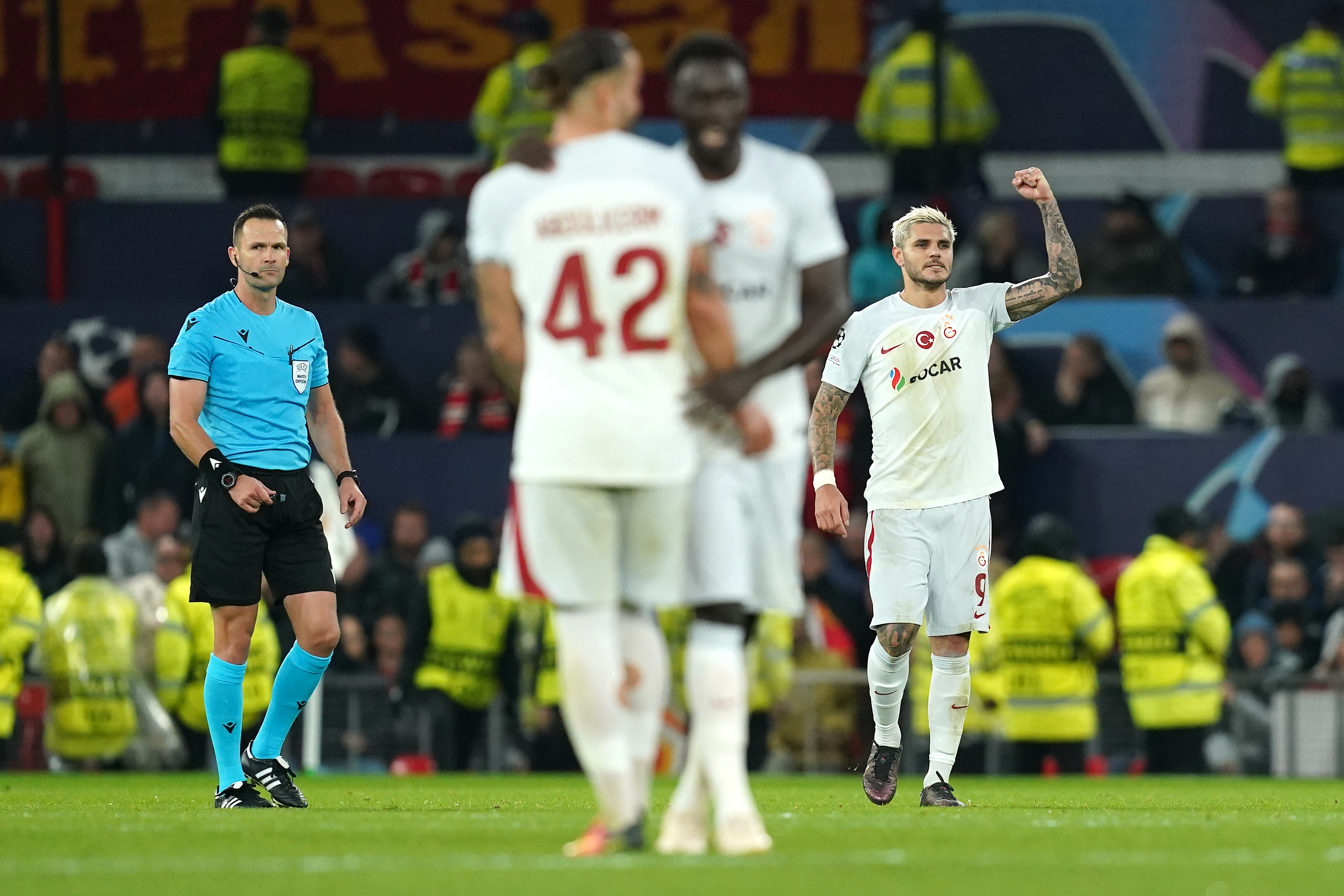 Galatasaray’s Mauro Icardi (right) celebrates scoring the winning goal