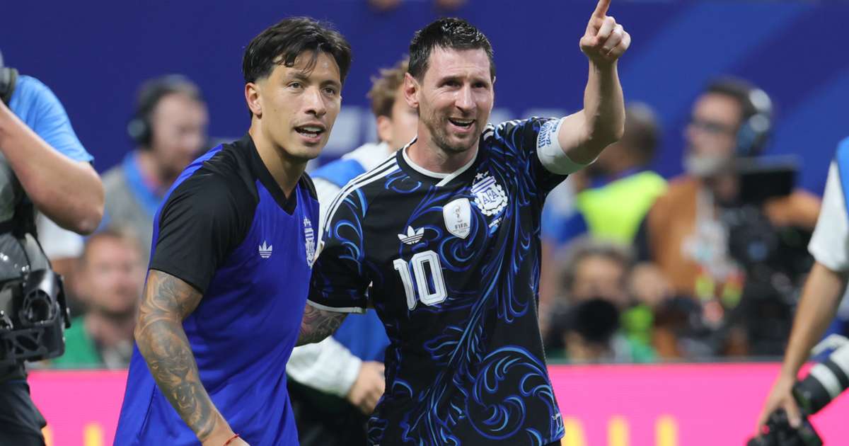 Lisandro Martinez and Lionel Messi together for Argentina