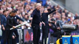Moyes hails 'tight-knit' Everton group