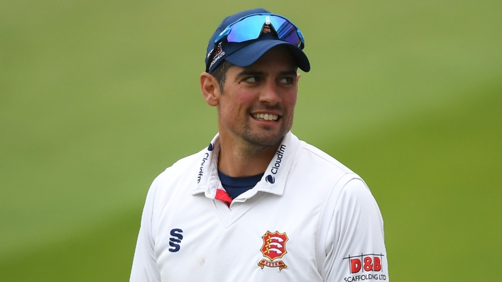 Alastair Cook has signed a new contract at Essex.