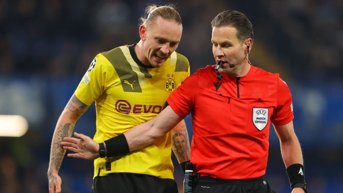 Danny Makkelie and Marius Wolf during Borussia Dortmund's loss to Chelsea