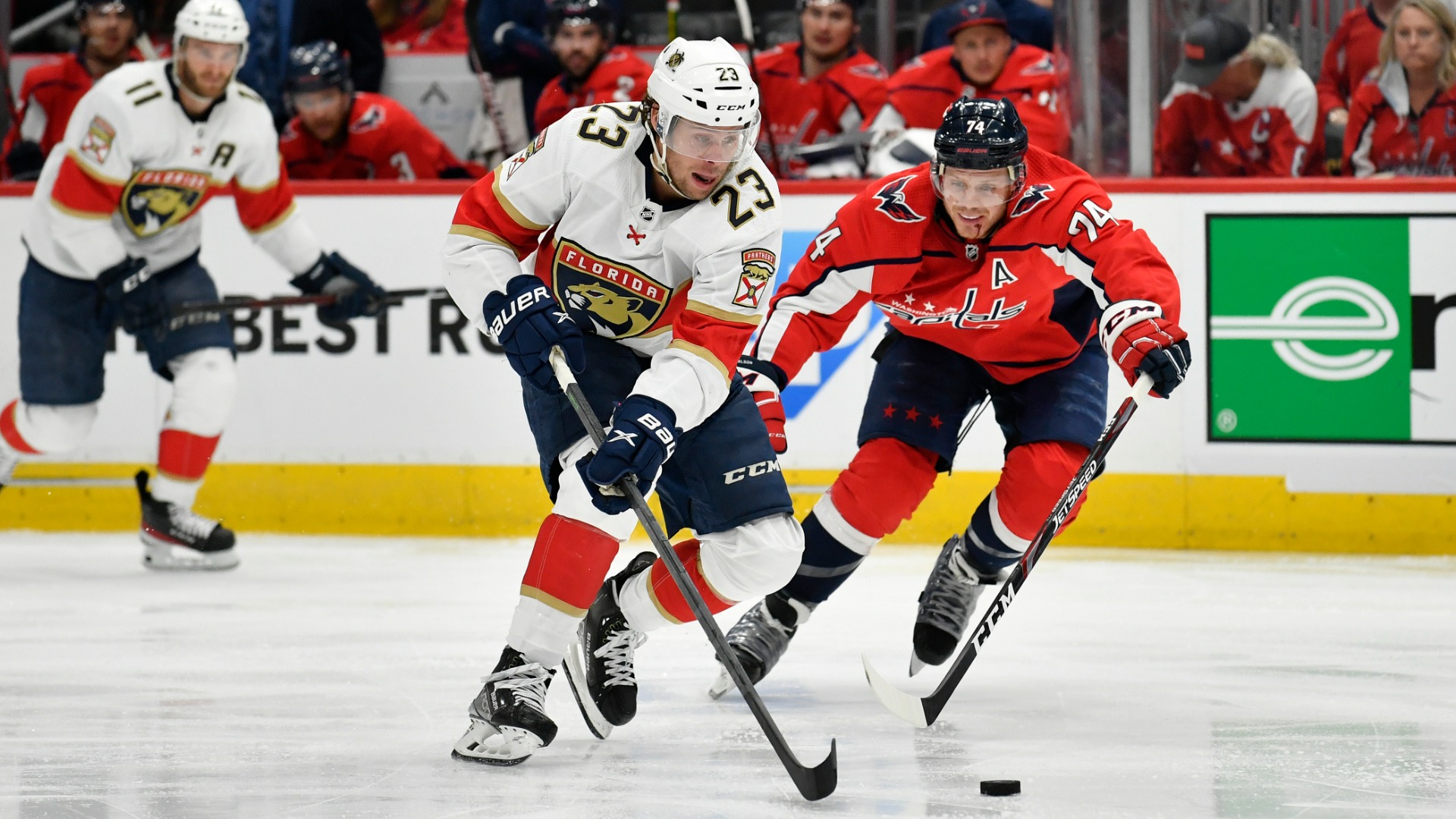 Carter Verhaeghe skates forward with the puck in the Florida Panthers' win against the Washington Capitals