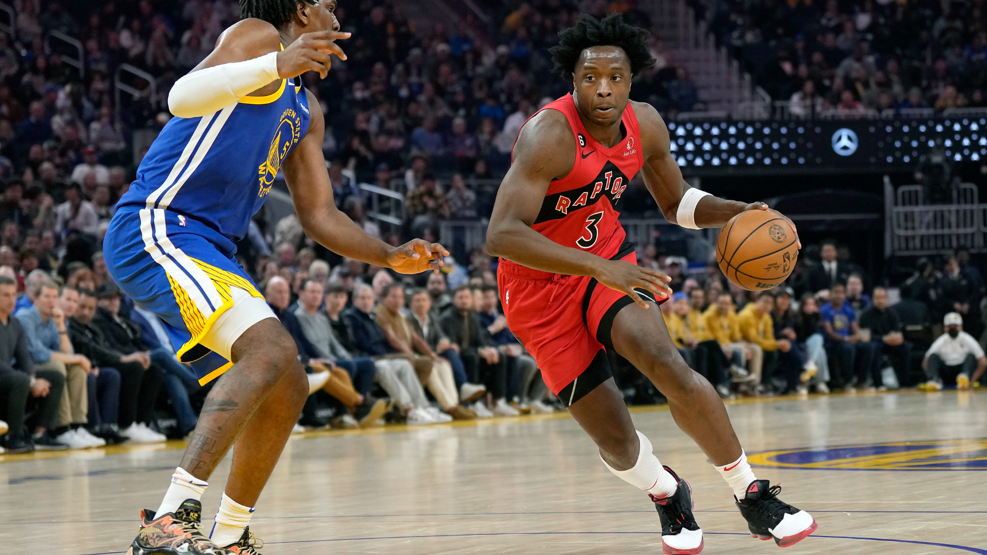 Toronto Raptors wing O.G. Anunoby attacks Kevon Looney off the dribble